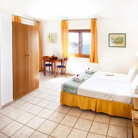Ξενοδοχείο με διαμερίσματα Fiorella Sea View 4*